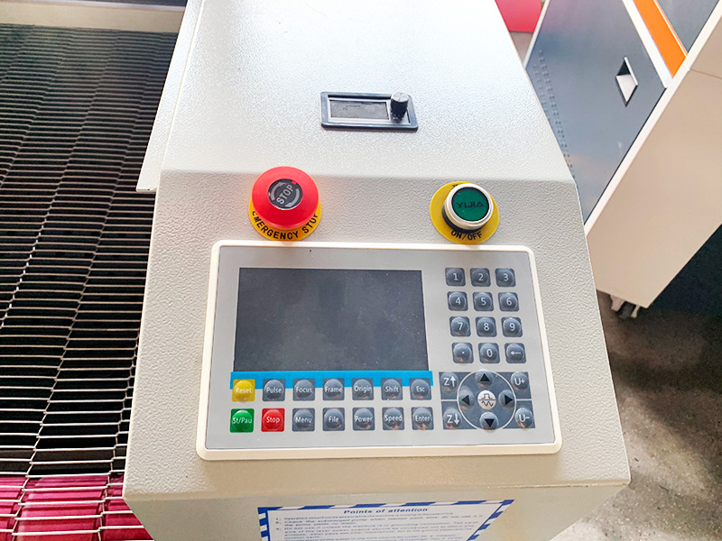 帶自動送料器的家用數控激光布料切割機 帶自動送料器的家用數控激光布料切割機