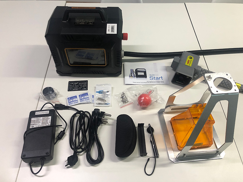 電池供電的便攜式手持光纖激光雕刻機(jī) 電池供電的便攜式手持光纖激光雕刻機(jī)