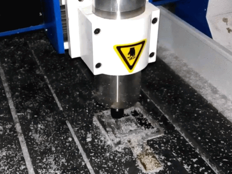 迷你數控雕刻機正在制作廣告用丙烯酸樹脂