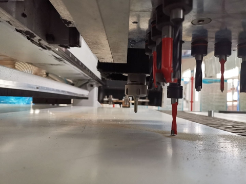 適用于板式家具的簡易自動換刀數(shù)控雕刻機(jī)，配有排鉆