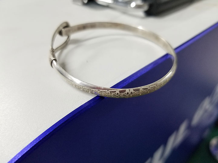 旋轉(zhuǎn)激光雕刻銀手鏈