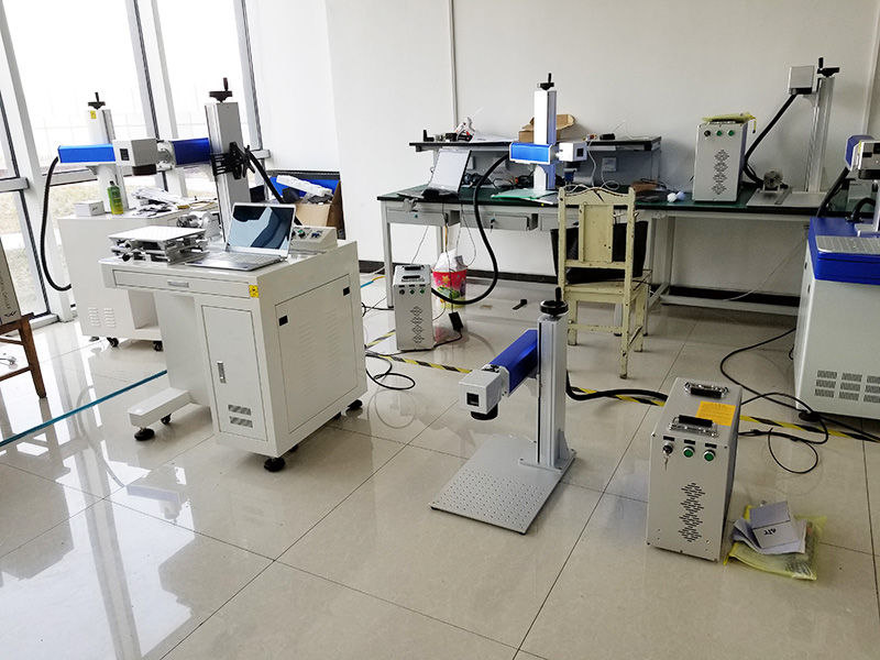 特價出售用于杯子和玻璃杯的旋轉(zhuǎn)光纖激光雕刻機