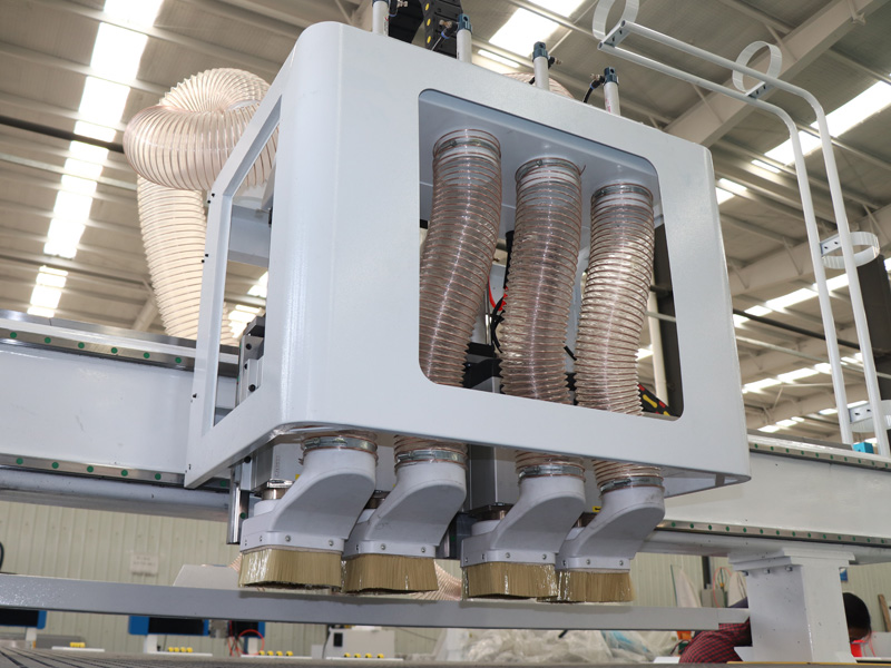 經濟型自動換刀數控雕刻機的 4 個主軸 經濟型自動換刀數控雕刻機的 4 個主軸