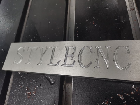 用于金屬標牌制作的自動數控銑床