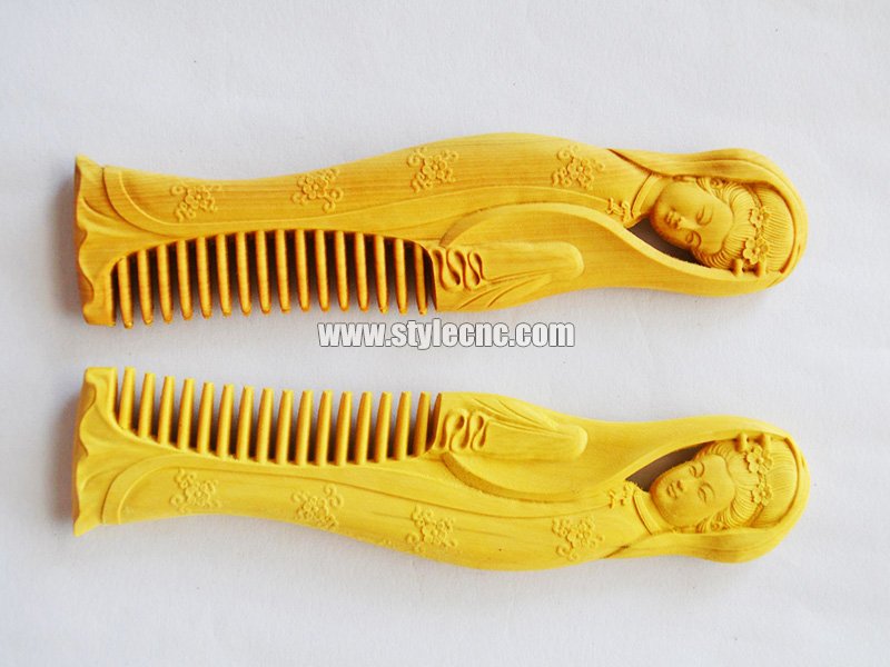 木制梳子的數(shù)控雕刻機(jī)