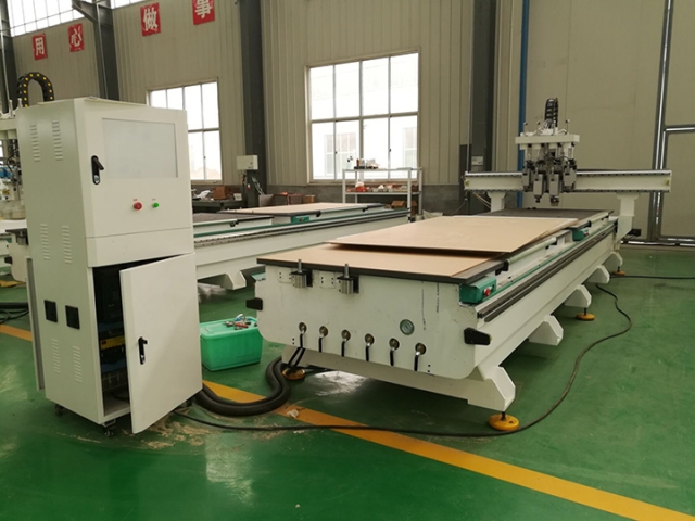 印尼四主軸氣動自動換刀數(shù)控雕刻機(jī)