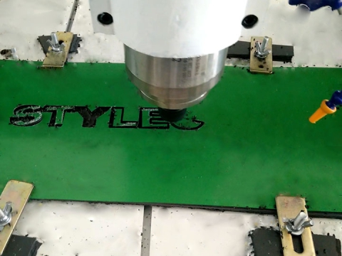 小型業(yè)余愛(ài)好數(shù)控銑床切割鋁板