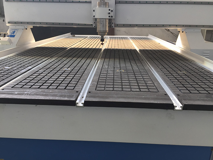 旋轉(zhuǎn)數(shù)控雕刻機(jī)的真空和 T 型槽工作臺(tái)