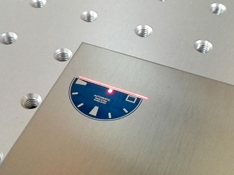 30W 帶自動(dòng)對(duì)焦系統(tǒng)的 MOPA 激光打標(biāo)機(jī)