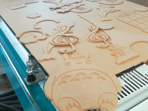 用于中密度纖維板切割的三軸數(shù)控機床 用于中密度纖維板切割的三軸數(shù)控機床