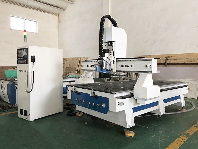 帶 4x8 工作臺的直排式自動換刀數控雕刻機