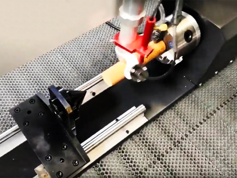 如何使用激光雕刻切割機(jī)的旋轉(zhuǎn)附件？