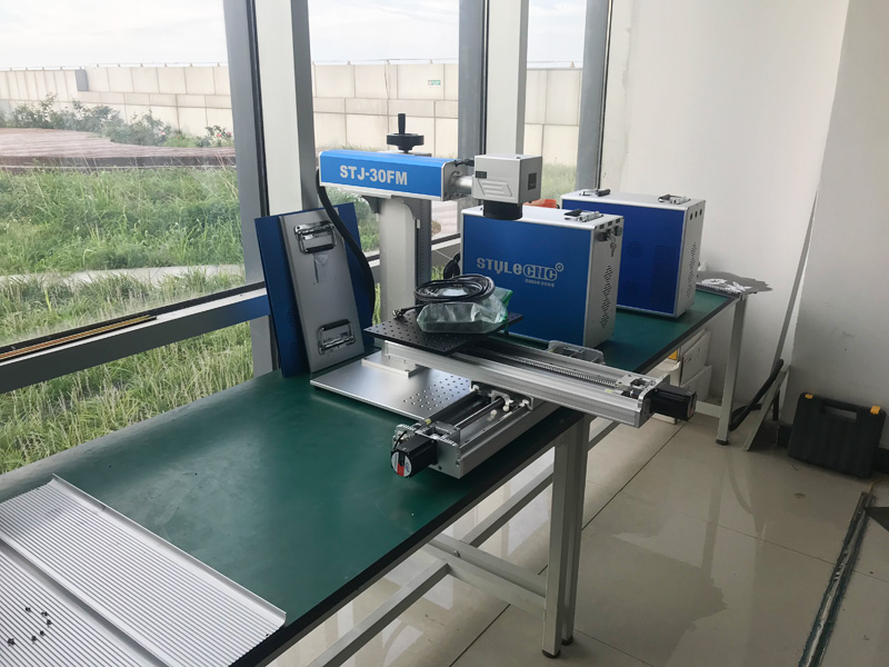 帶 XY 2 軸移動(dòng)工作臺(tái)的光纖激光雕刻機(jī)，適用于 2D 工作臺(tái)