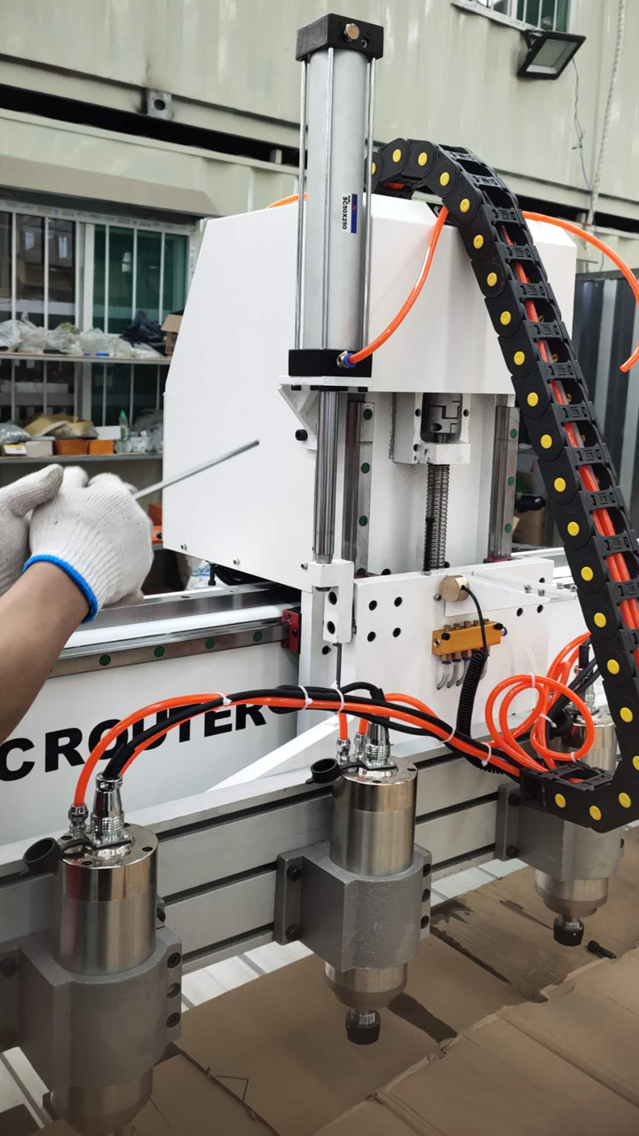 4 主軸數控雕刻機 4 主軸數控雕刻機